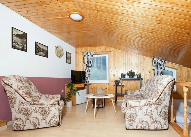 Posedenie s dvoma kreslami v podkroví
